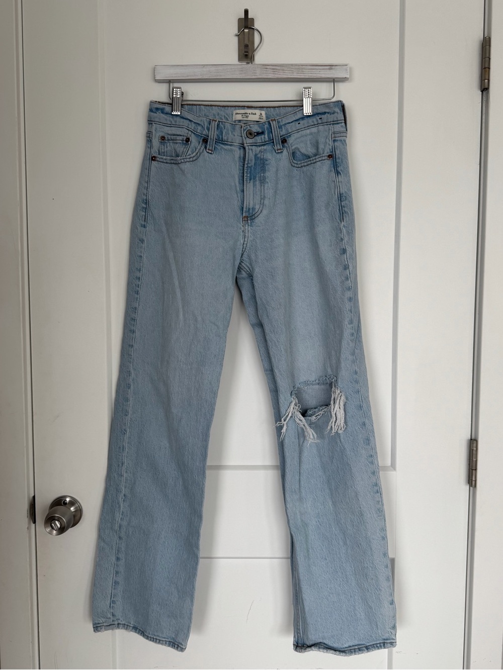 Abercrombie & Fitch Curve Love The Baggy Low Rise Distressed Jeans - size 25 R